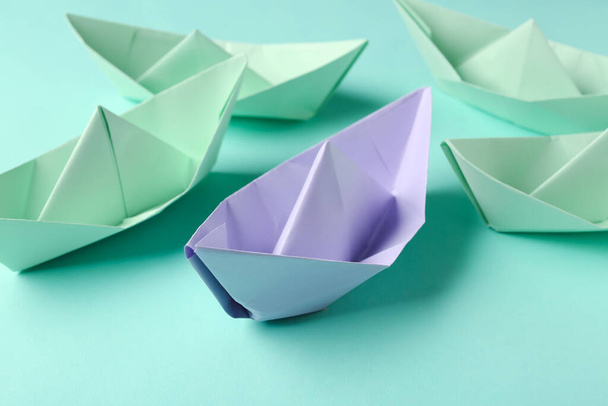 Kleurrijke origami boten op groene achtergrond - Foto, afbeelding