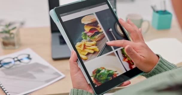 Tablet, τα χέρια και μετακινηθείτε, ιστοσελίδα τροφίμων με web design και blog, ψηφιακό μάρκετινγκ και πρόσωπο ελέγξτε τη διάταξη. UI, designer και social media, ανάπτυξη εφαρμογών και online συνταγή, τεχνολογία και internet. - Πλάνα, βίντεο