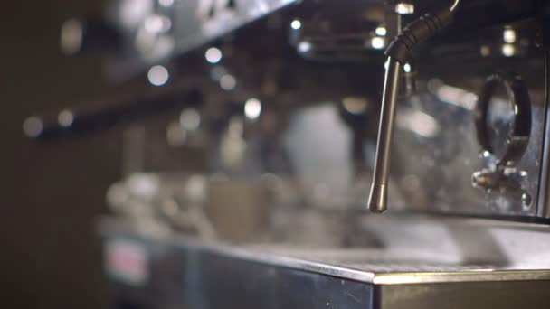 Uno scoppio di vapore da una macchina da caffè professionale
 - Filmati, video
