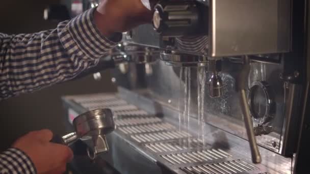 Preparing cups of espresso at a busy coffee shop - Materiał filmowy, wideo