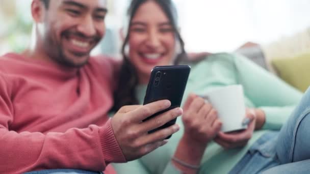 Ζευγάρι, χέρια και να χαλαρώσετε με το smartphone στο σπίτι για τα μέσα κοινωνικής δικτύωσης μετά, meme και να κατεβάσετε παιχνίδια για κινητά app. Κλείσιμο του άνδρα, γυναίκα και πίνοντας καφέ, ενώ διαβάζετε ειδήσεις σε απευθείας σύνδεση με το τηλέφωνο στο σαλόνι. - Πλάνα, βίντεο