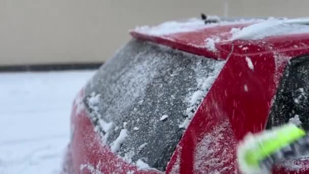 Gros plan d'une voiture recouverte de neige et avec des vitres glacées brossées de neige. - Séquence, vidéo