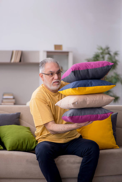 Homme âgé avec de nombreux oreillers à la maison - Photo, image