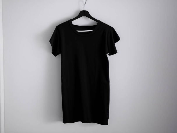 Camiseta realista maqueta jalá Camiseta en blanco y negro en percha, maqueta de diseño. Camiseta de algodón liso transparente maqueta de plantilla. Logo de la tienda de ropa exhibición de marca simulada - Foto, Imagen