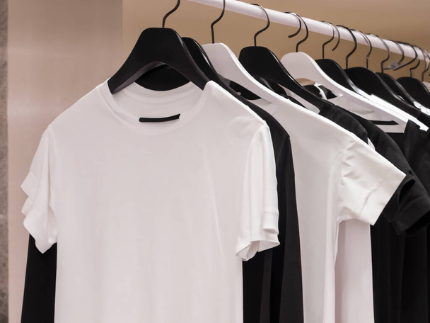 Realistyczna makieta koszulki | Blank czarno-biały t-shirt na wieszaku, makieta projektu. Przezroczysty, gładki, bawełniany wzór. Logo sklepu odzieżowego mock branding wyświetlacz - Zdjęcie, obraz