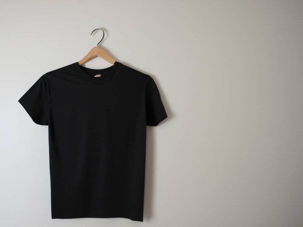 Gerçekçi t-shirt modeli (124); Askıda boş siyah beyaz tişört, tasarım modeli. Sade pamuk tişörtü şablonu oluşturur. Giyim mağazası logosu sahte markalaşma görüntüsü - Fotoğraf, Görsel