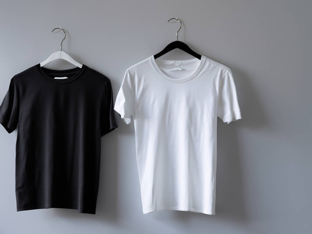 Camiseta realista maqueta jalá Camiseta en blanco y negro en percha, maqueta de diseño. Camiseta de algodón liso transparente maqueta de plantilla. Logo de la tienda de ropa exhibición de marca simulada - Foto, imagen