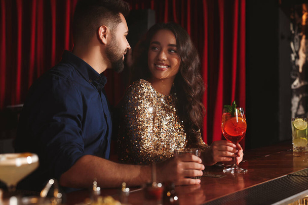 Piękna para ze świeżymi koktajlami przy barze - Zdjęcie, obraz