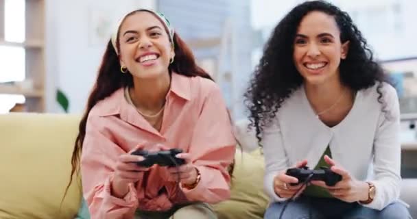 Ystävät, videopeli ja naiset pelaa voittaa kotona sohvalla hauskaa, kilpailukykyinen kilpailu tai urheilua. Gamer ihmiset ohjaimen lounge juhlia teknologian, hauska kolahtaa ja viihdettä. - Materiaali, video