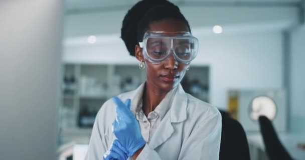 Musta nainen, käsineet ja kasvi koeputkessa, tiedemies laboratoriossa lääketieteellisellä tutkimuksella ja ekologia näytteellä. Ympäristötutkimus, nestemäinen ratkaisu ja lehtien analysointi, vihreä ja tieteellinen kokeilu. - Materiaali, video