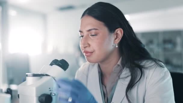 Επιστήμονας, γυναίκα και μικροσκόπιο σε εργαστήριο με πληροφορίες, έρευνα και σκέψη για ανάλυση. Υγειονομικός, ιατρικός και εργαζόμενος υπάλληλος με έργο κλινικής και επίλυση προβλημάτων για νοσοκομειακή μελέτη. - Πλάνα, βίντεο