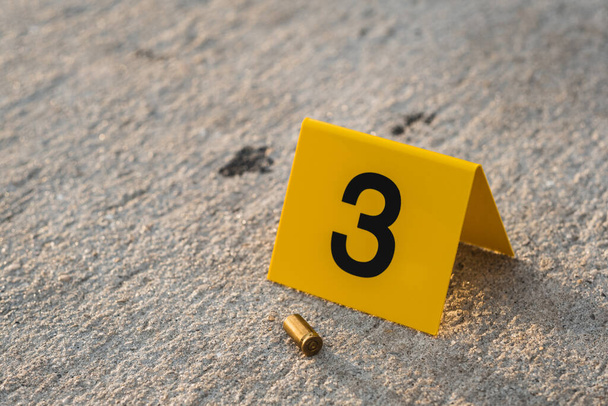 1 黄色い犯罪現場の証拠マーカー 銃撃の真鍮弾丸シェル ケーシング 9mm ハンドガンピストル - 写真・画像