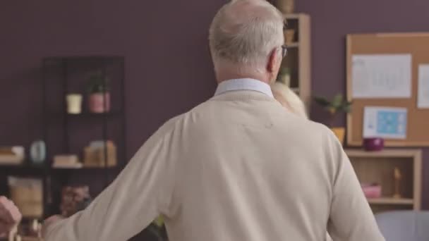Többnemzetiségű boomerek, akik jól érzik magukat együtt az idősek otthonában - Felvétel, videó