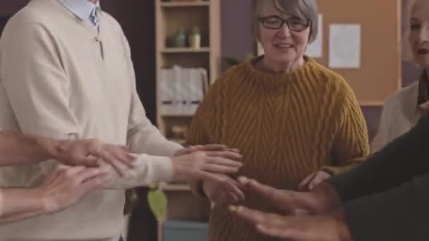 Compañía de alegres personas de la tercera edad étnicamente diversas que bailan juntas en un moderno asilo de ancianos - Imágenes, Vídeo