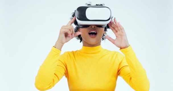 Virtual reality, wow en 3d met vrouw en metaverse in studio voor gaming, digitaal en toekomst. Internet, technologie en cyber netwerk met gamer op witte achtergrond voor verrassing, games en ux. - Video