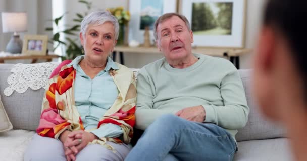 Idősebb pár a kanapén, terápia orvossal és konzultáció mentális egészségügyi szakemberrel. Terapeuta, idős férfi és nő házassági tanácsadás beszélgetéssel, tanácsadással és nyugdíjazással. - Felvétel, videó