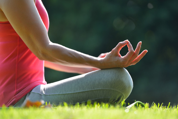 Frau praktiziert Yoga - Foto, Bild