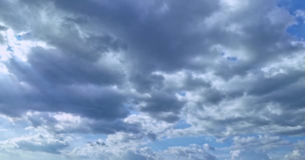 Вид с воздуха пейзаж больших белых облаков, плавающих в голубом небе - Кадры, видео