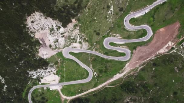 Luchtfoto omlaag van auto 's rijden op bochtige weg in Dolomieten bergpas - Video