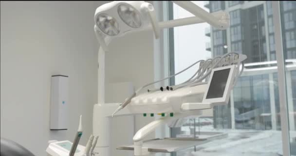 Strumenti e attrezzature per il trattamento dentale in una clinica dentistica. Primo piano del posto di lavoro del dentista. - Filmati, video