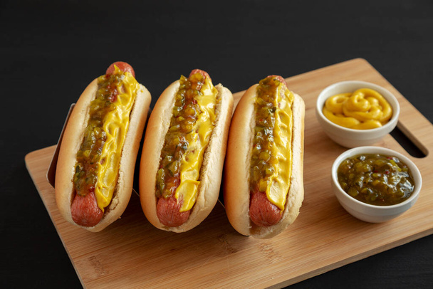 Domácí labužnické hot dogy se sladkou ředkvičkou a hořčicí, boční pohled. - Fotografie, Obrázek