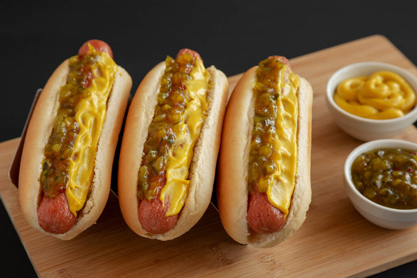 Domácí labužnické hot dogy se sladkou ředkvičkou a hořčicí, boční pohled. - Fotografie, Obrázek