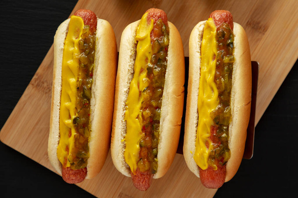Σπιτικά Gourmet Hot Dogs με Sweet Relish και μουστάρδα, κορυφαία θέα. Επίπεδη διάταξη, από πάνω. - Φωτογραφία, εικόνα