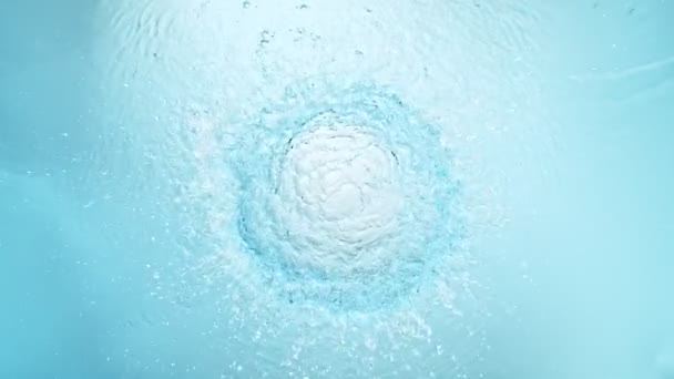 Super Slow Motion Shot of Round Water Splash sobre fondo azul claro a 1000fps. Filmado con cámara de cine de alta velocidad, 4K. - Metraje, vídeo