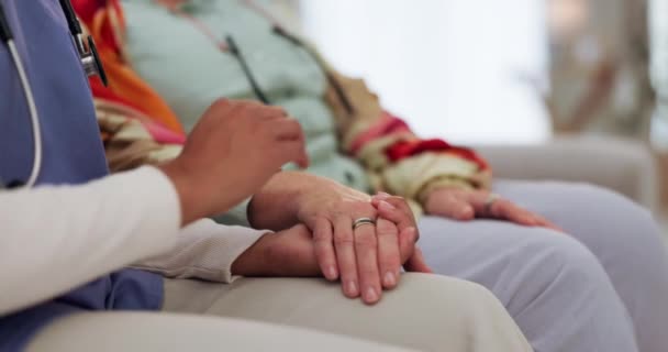 Pflegende, Händchen haltende oder traurige Frauen um Unterstützung oder Empathie für das Gesundheitswesen bitten, helfen bei der Krebstherapie. Nahaufnahme, Psychologie oder kranker Patient in der Beratung mit Krankenschwester bei Depressionen oder Ergebnissen. - Filmmaterial, Video