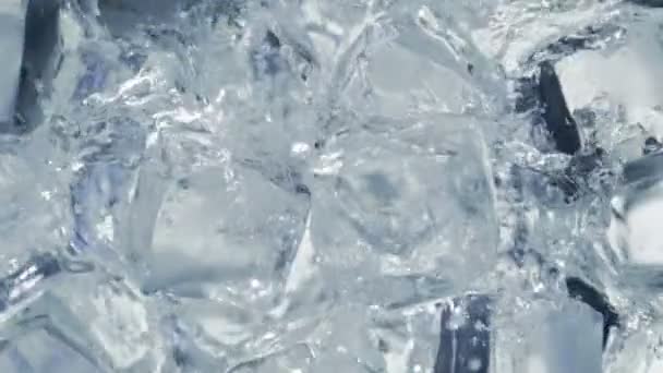 Super Slow Motion Shot of Falling and Splashing Perfect Ice Cubes into Water at 1000fps (en inglés). Filmado con cámara de cine de alta velocidad en 4K. - Imágenes, Vídeo