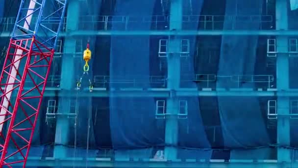 Egy daru időeltolódása a tokiói építkezésen. Kiváló minőségű 4k felvétel. Koto kerület Ariake Tokió Japán 02.15.2023 Itt van egy elektromos negyed Tokióban. A város központja Tokióban..  - Felvétel, videó