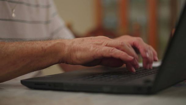 Homme âgé tapant sur ordinateur portable, cheveux gris personne âgée engagée avec la technologie moderne. Ancienne navigation individuelle sur Internet en ligne - Photo, image