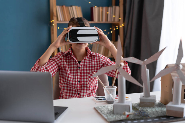 Mädchen mit Augmented-Reality-Headsets arbeiten mit grünem 3D-Gebäude. High-Tech-Hause verwenden Virtual-Reality-Modellierungssoftware Anwendung. Kopierraum - Foto, Bild
