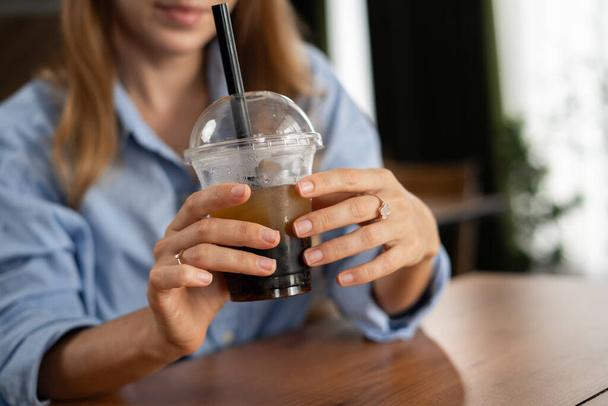 primer plano de mujer joven caucásica beber té de burbuja en el restaurante. Copiar espacio - Foto, imagen