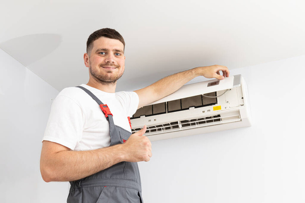 Hombre maestro y acondicionador de aire, reparación de aire acondicionado - Foto, Imagen