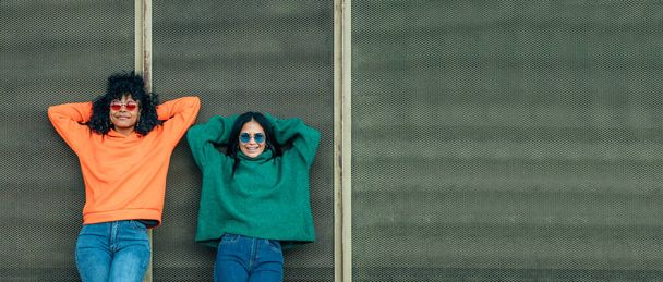 ontspannen meisje in de straat met zonnebril - Foto, afbeelding