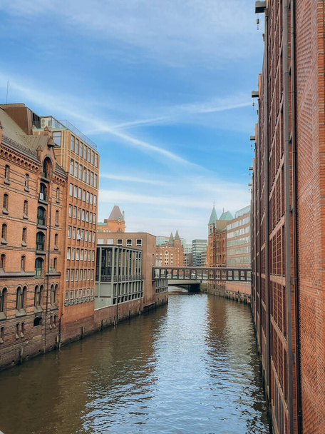 Kilátás a Speicherstadt Hamburgban délben, Hamburg, Németország. Kiváló minőségű fénykép - Fotó, kép