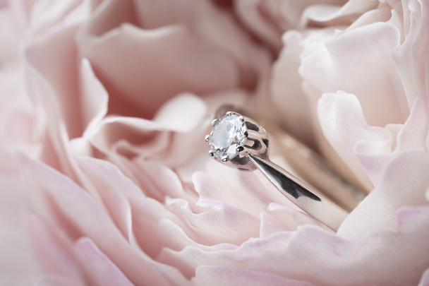Διαμαντένιο δαχτυλίδι σε ένα ροζ τριαντάφυλλο - Φωτογραφία, εικόνα