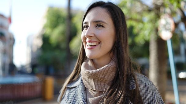 Kaunis latino nainen hymyilee luottavainen puistossa - Valokuva, kuva