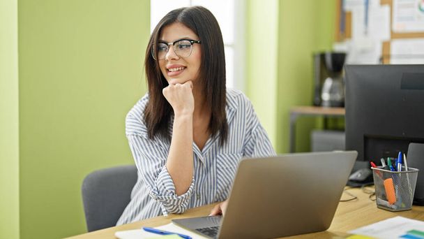オフィスでノートパソコンを使って仕事をする若い白人女性ビジネスワーカー - 写真・画像