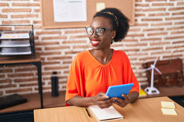 Trabajadora de negocios afroamericana usando touchpad trabajando en oficina - Foto, Imagen