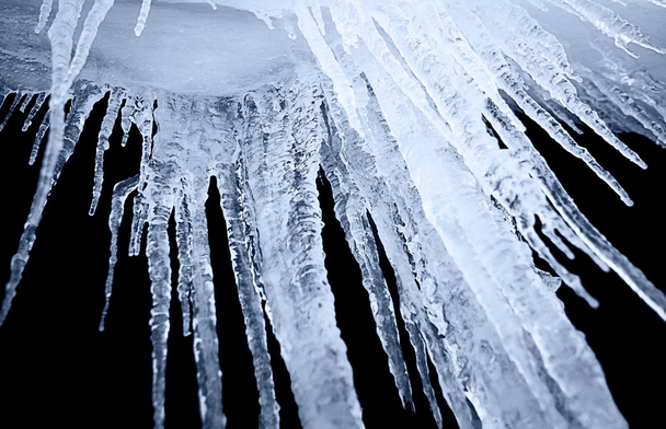 Jääpuikko mustalla pohjalla
 - Valokuva, kuva
