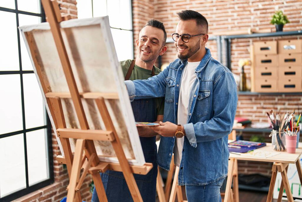 Δύο άνδρες καλλιτέχνες χαμογελώντας αυτοπεποίθηση σχέδιο στο στούντιο τέχνης - Φωτογραφία, εικόνα