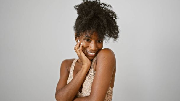 Mujer afroamericana vistiendo lencería tocando la cara sonriendo sobre fondo blanco aislado - Foto, imagen