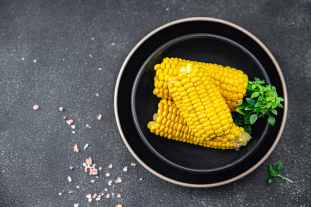 Maiskolben frisch Mais gekocht Mais kochen Gemüse gesunde Mahlzeit Lebensmittel Snack auf dem Tisch kopieren Raum Lebensmittel Hintergrund rustikal Draufsicht - Foto, Bild