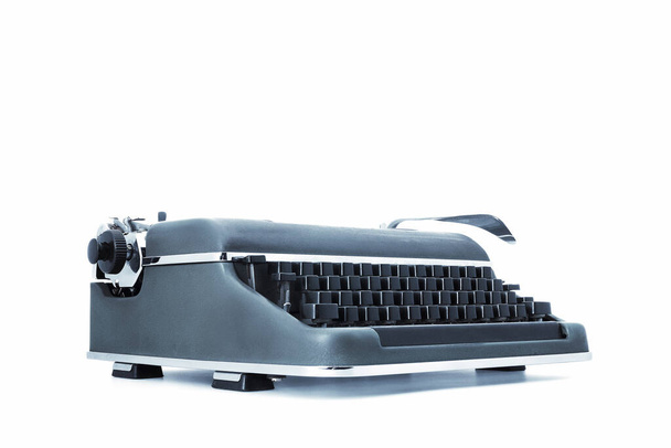 vieille machine à écrire mécanique vintage en métal, avec touches noires et un levier distinct pour le retour du chariot. Sur fond blanc, vue aux trois quarts de son niveau - Photo, image
