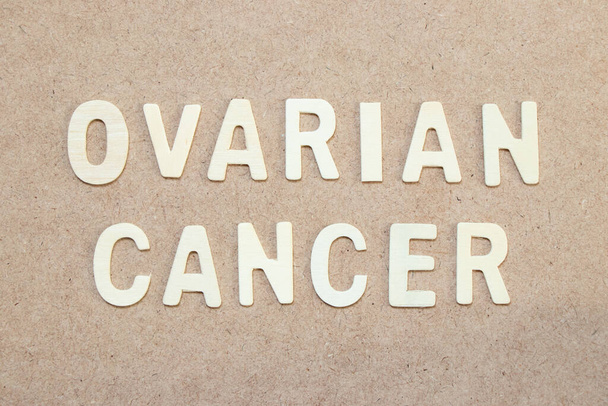 Dřevěné abeceda písmeno ve slově ovariální rakovina na pozadí dřeva - Fotografie, Obrázek