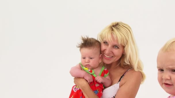 Boldog anyuka pózol a kamera kis gyermekével portréja - Felvétel, videó