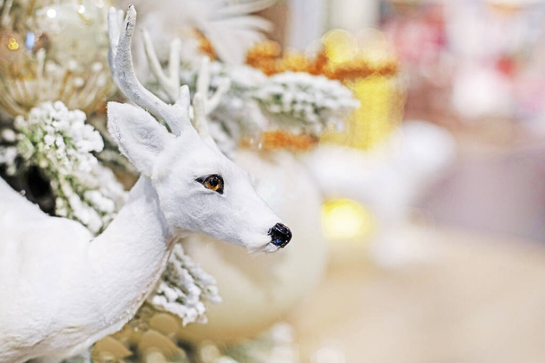 新年のクリスマスツリーに白いおもちゃの鹿のお祝いの背景.新年とクリスマス - 写真・画像