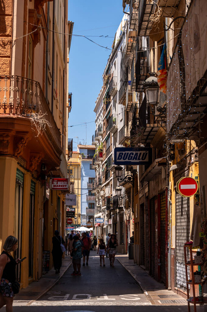 Valencia, Spanien - 25. Juli 2023: Schöne Straßen in Valencia, Spanien. - Foto, Bild